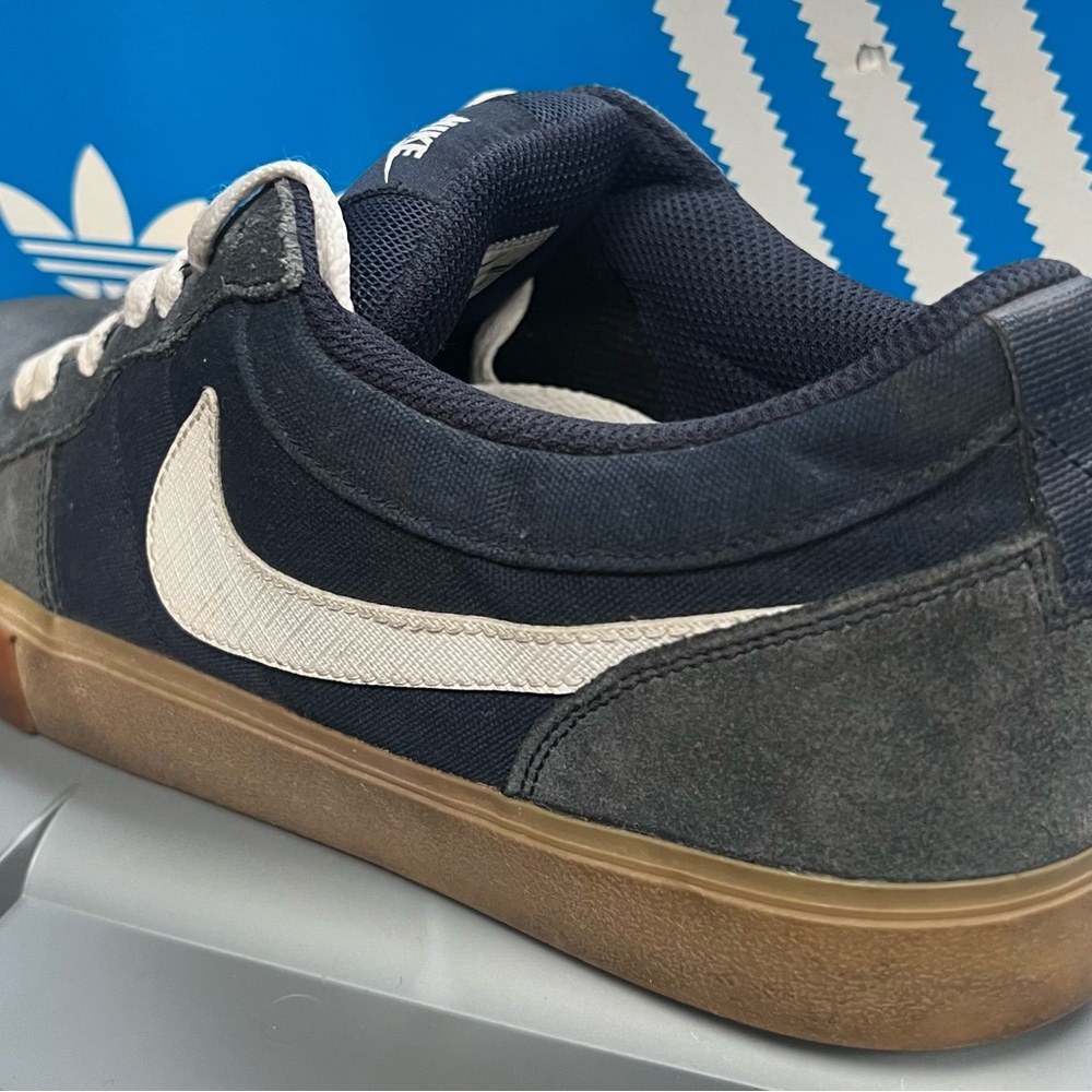 Nike Men's Black and White Sneakers with Gum Sole